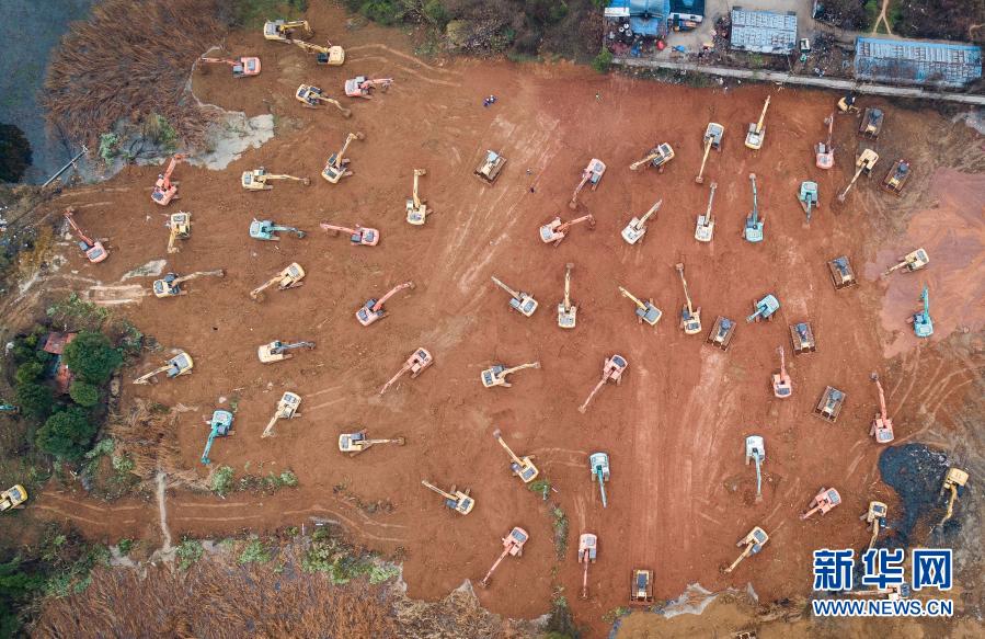 大型机械在武汉火神山医院建设工地施工(2020年1月24日摄,无人机照片)。新华社记者 肖艺九 摄